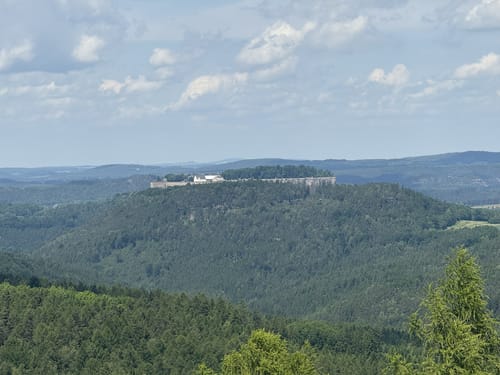 Durch einsame Wälder zu felsigen Aussichtskanzeln
