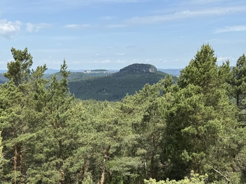 Durch einsame Wälder zu felsigen Aussichtskanzeln