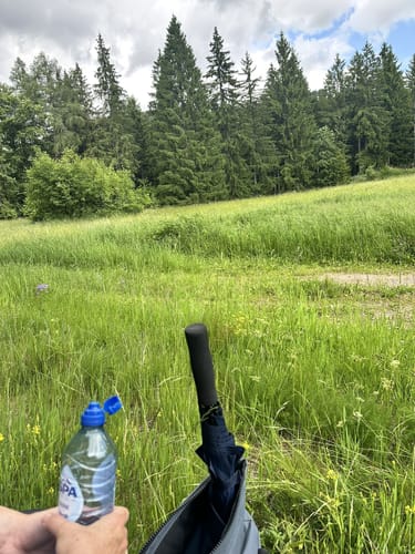 Ab Häusern entlang der Schwarza zum Schwarzasee