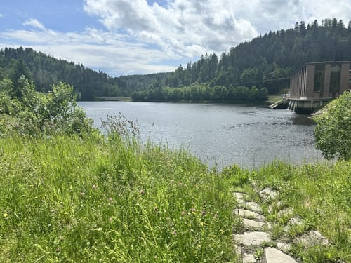 Ab Häusern entlang der Schwarza zum Schwarzasee