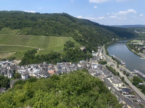 Grevenburg und Kriegerdenkmal Trarbach