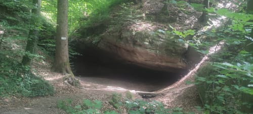 Am Dentelbach zum Hohlen Stein