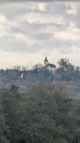 Um die Wiehler Tropfsteinhöhle und den Wildpark
