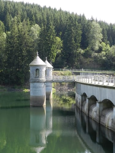 Zur Talsperre Neustadt und zum Schloss Hohnstein