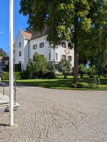 Vom Mitterbiberacher Schloss über die Felder