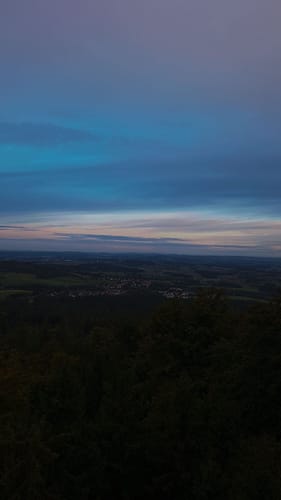 Zur Aussichtskanzel auf dem Großen Waldstein über die Saalequelle