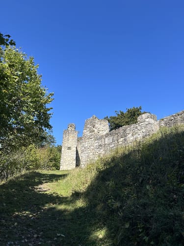 Burgruine Velburg und Hohllochhöhle