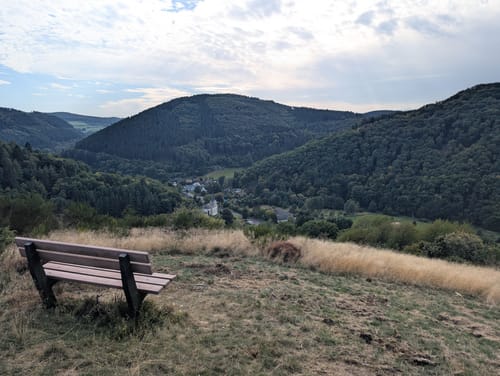 Romantischer Schwadenbach und Traumblicke bei Cassel und Herschbach