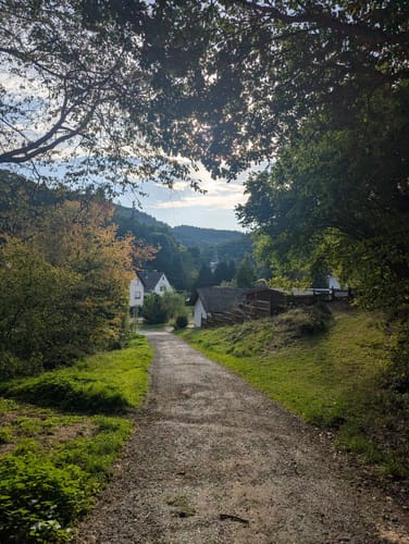 Romantischer Schwadenbach und Traumblicke bei Cassel und Herschbach