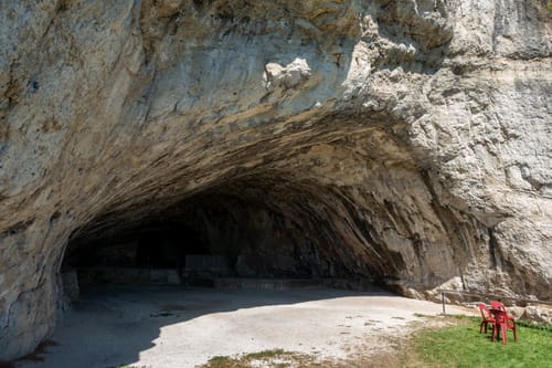 Burgruine Velburg und Hohllochhöhle