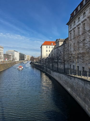 Entlang der ehemaligen Mauer zum Check Point Charlie