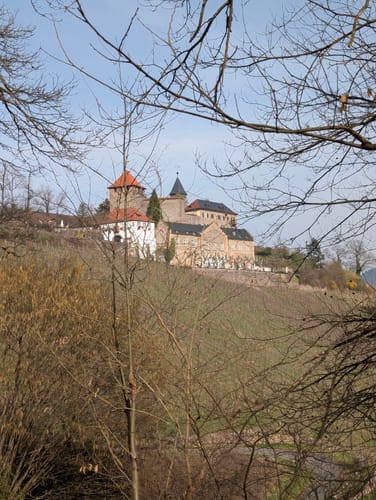 Antoniuskapelle und Schloss Eberstein vom S-Bahnhof