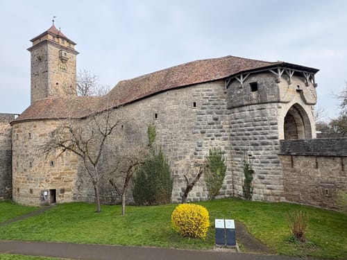 Rothenburg ob der Tauber: Alte Stadtmauer mit Wehrgang Runde