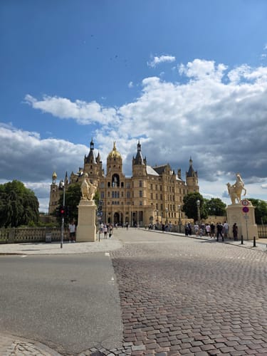 Schloss Schwerin mit Park und Altstadt