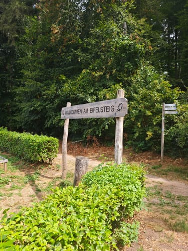 Vom Weißhaus zum Felsenpfad