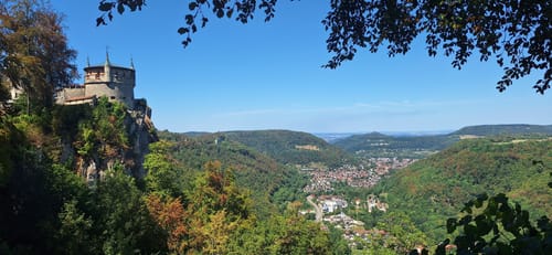 Zum Schloss Lichtenstein und der Ruine