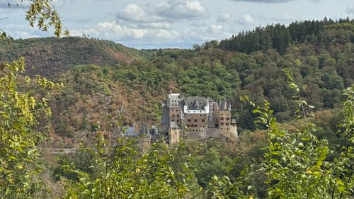 Den Eltzbach hinauf zur Burg Eltz