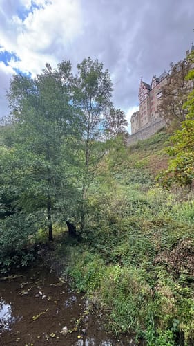 Den Eltzbach hinauf zur Burg Eltz