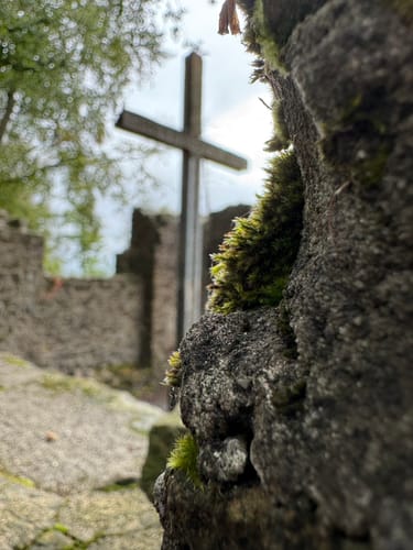 Kumsttonne zur Hünenkapelle am Sachsenlager in Oerlinghausen