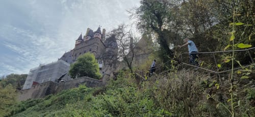 Den Eltzbach hinauf zur Burg Eltz