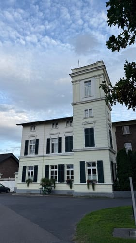 Von der Burg Niederpeis zu Schloss Birlinghoven