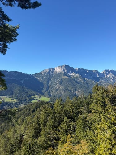 Kneifelspitze und Marxenhöhe über Kirche Maria Gern