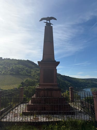 Grevenburg und Kriegerdenkmal Trarbach