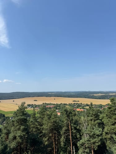 Leupoldishain - Labyrinthwächter - Panoramablick Bernhardstein