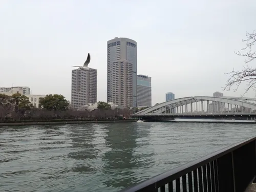 歴史的な石畳の通りと教会の美しい風景10