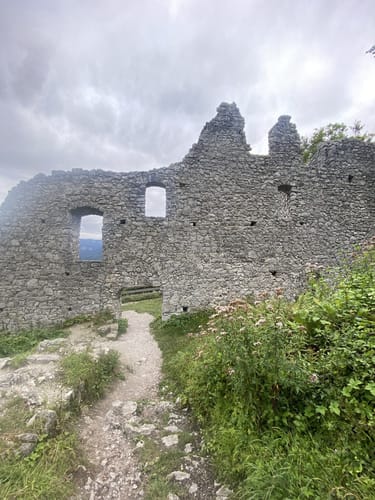 Von der Almhütte zur Burgruine Werdenfels