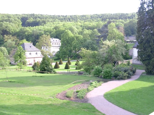 Vom Schloss Biebrich nach Eltville am Rhein entlang