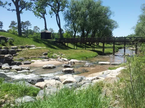 El río Point Wolfe pasa a través de un desfiladero boscoso, hacia