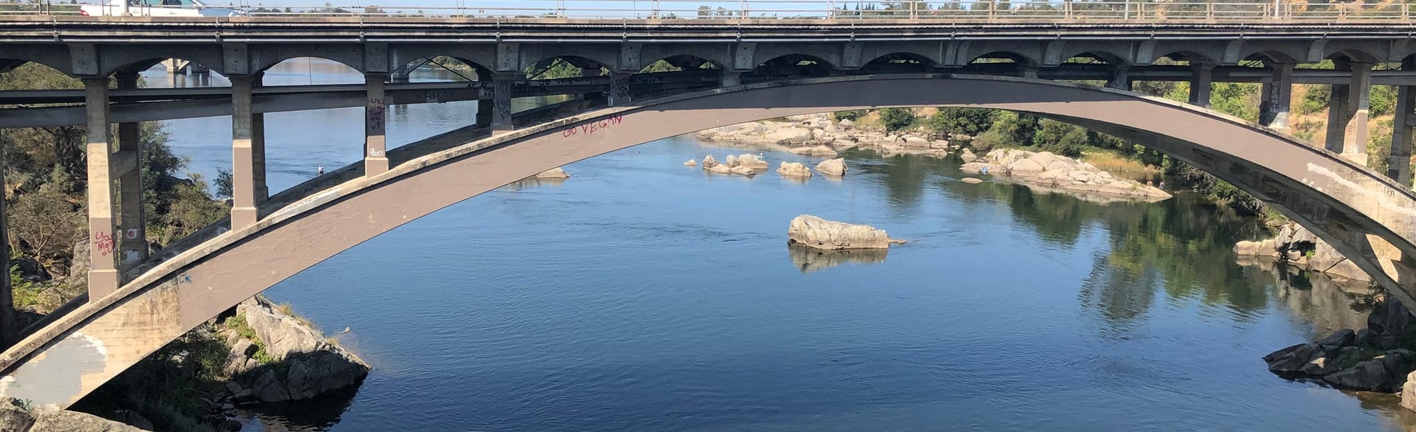 Johnny Cash Trail Folsom Lake - EyJidWNrZXQiOiJhc3NldHMuYWxsdHJhaWxzLmNvbSIsImtleSI6InVwbG9hZHMvcGhvdG8vaW1hZ2UvMjExMDY1ODkvNzU1NGZlYmZiMTIzMmZjYzk0MjQ5OGM2MDU2MmYxNWIuanBnIiwiZWRpdHMiOnsidG9Gb3JtYXQiOiJqcGVnIiwicmVzaXplIjp7IndpZHRoIjoyMDQ0LCJoZWlnaHQiOjYyNCwiZml0IjoiY292ZXIifSwicm90YXRlIjpudWxsLCJqcGVnIjp7InRyZWxsaXNRdWFudGlzYXRpb24iOnRydWUsIm92ZXJzaG9vdERlcmluZ2luZyI6dHJ1ZSwib3B0aW1pc2VTY2FucyI6dHJ1ZSwicXVhbnRpc2F0aW9uVGFibGUiOjN9fX0=