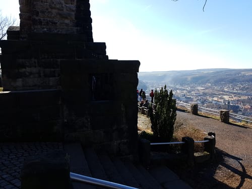 Zum Bergmann Denkmal auf dem Windberg-Plateau