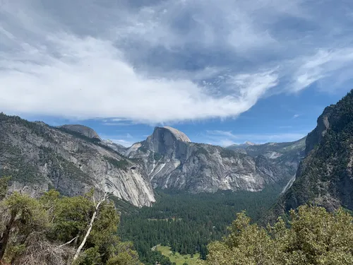 Escursionismo Di Coppia Nel Parco Nazionale Di Yoseme In California Negli Stati Uniti 15915012