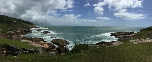 4 trilhas em SC para caminhada que você pode fazer com vista para o mar