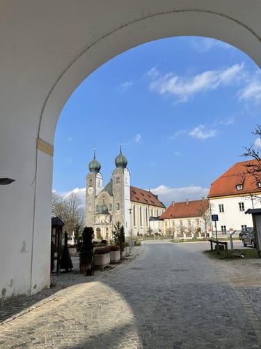 Wasserfall und Baumburg bei Altenmarkt