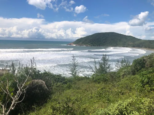 4 trilhas em SC para caminhada que você pode fazer com vista para o mar