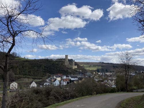 Von der Burg Schwalbach zur Römerquelle
