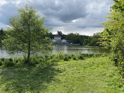 Um den Großen Teich im Kurpark Bad Nauheim