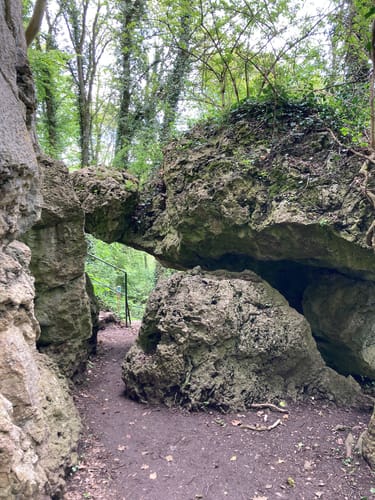 Kakushöhle und Kartsteinfelsen