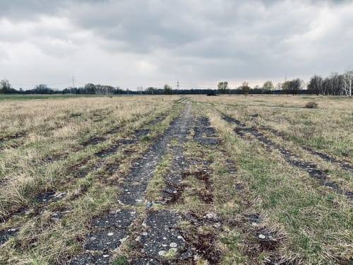 Durch den ehemaligen Militärflugplatz Schöneweide
