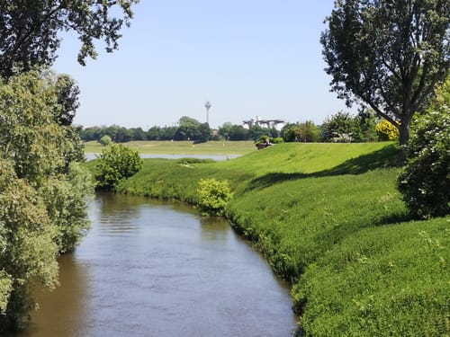 An der Erft zum Schloss Reuschenberg