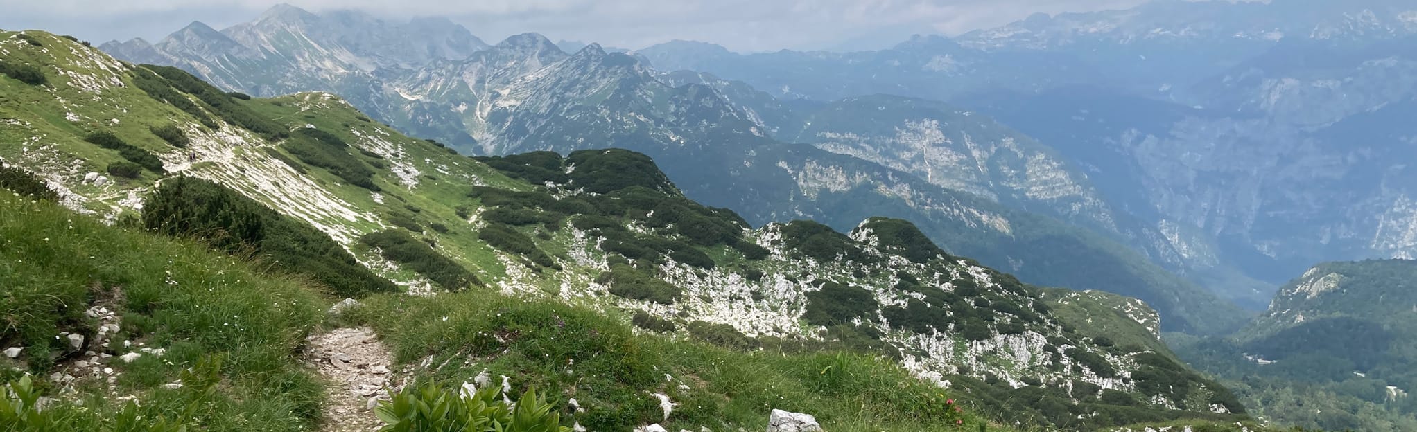 Via Alpina Red Trail, Segment 10A: Črna Prst - Rjava Skala: 81 foto's ...