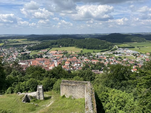 Burgruine Velburg und Hohllochhöhle
