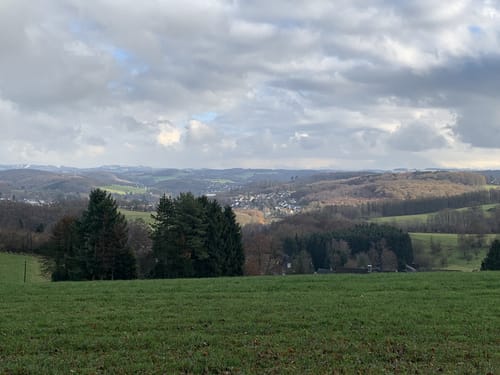 Um die Wiehler Tropfsteinhöhle und den Wildpark
