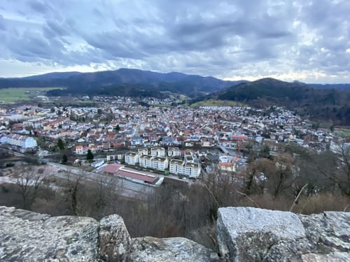 Um die Ruine der Kastelburg und Hohe Tanne