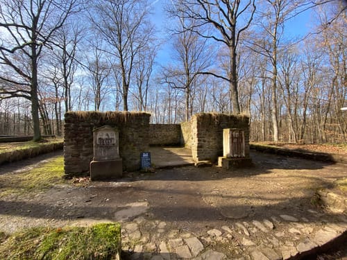 Kakushöhle und Kartsteinfelsen