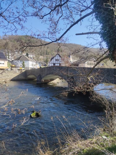 Um das Staubecken in Heimbach