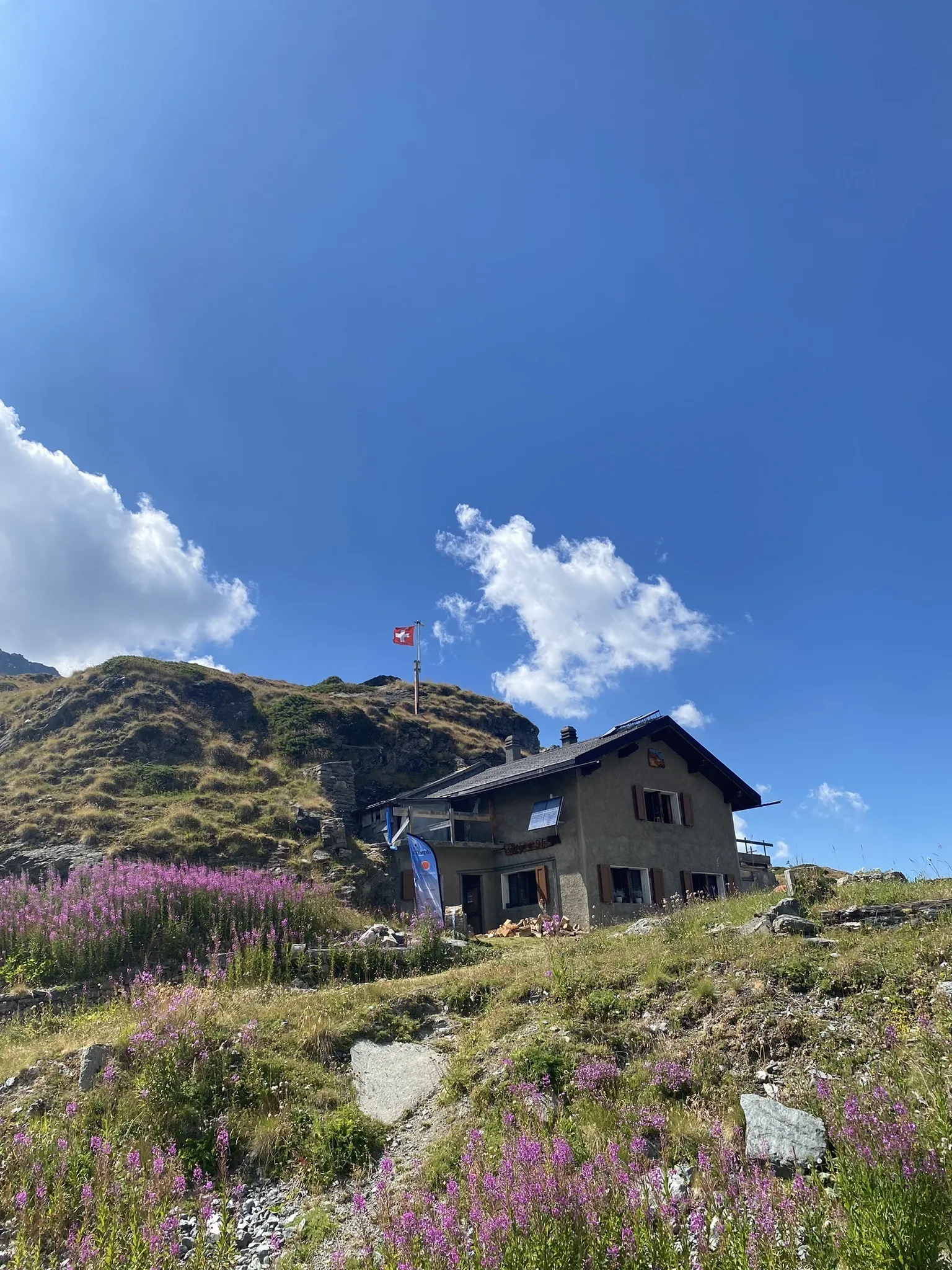 Photo of a trail from Olivia Stewart with title Lac de Cleuson - Lac du Grand Désert